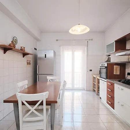 Spacious House Close To Public Transportation Daire