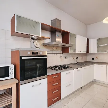 Daire Spacious House Close To Public Transportation