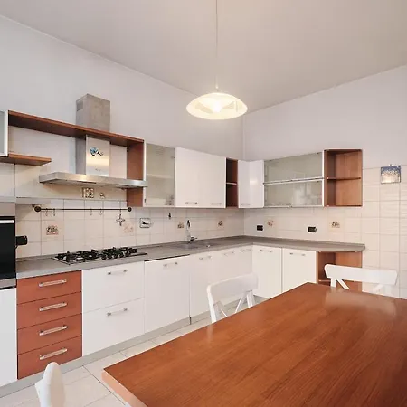 Spacious House Close To Public Transportation Daire *